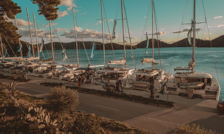 Feel The Swing Monohull